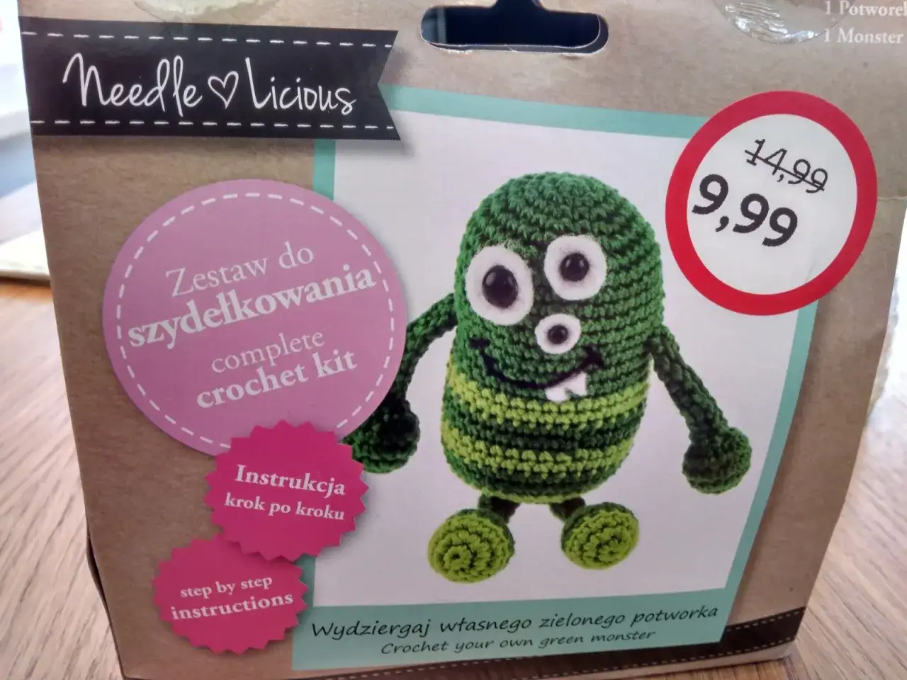 Zestaw do szydełkowania "Needlelicious" zawiera wszystko, co jest potrzebne do stworzenia własnego zielonego potworka.