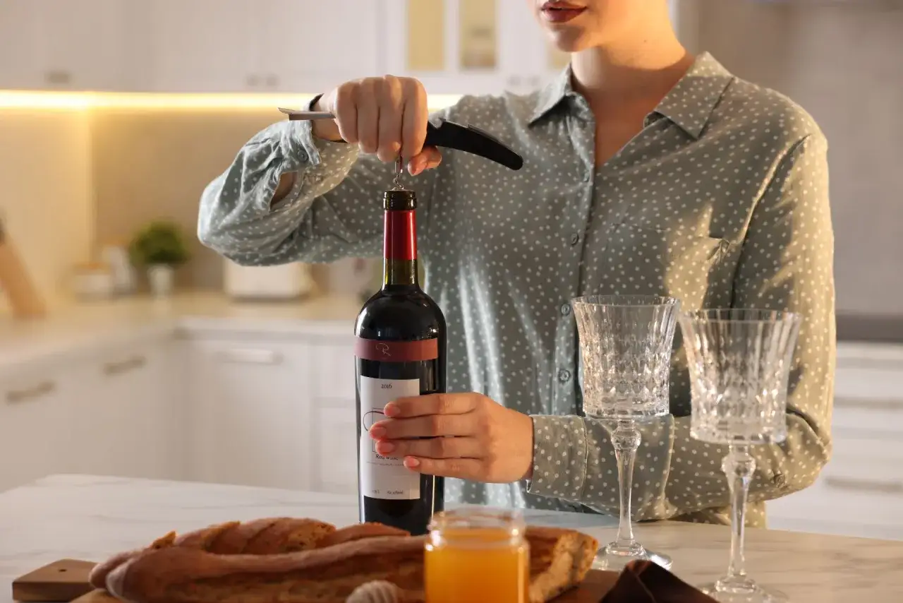 Jak przechowywać otwarte wino? Przedłuż świeżość i smak!