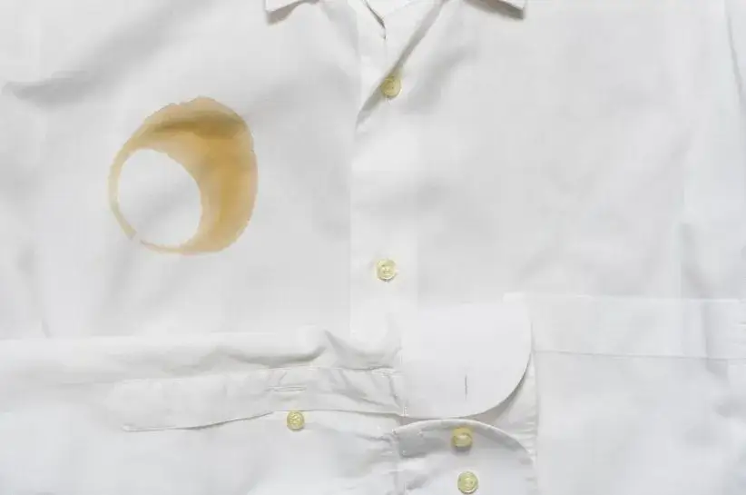 Jak usunąć plamy z kawy z białej bluzki - sprawdzone metody i porady