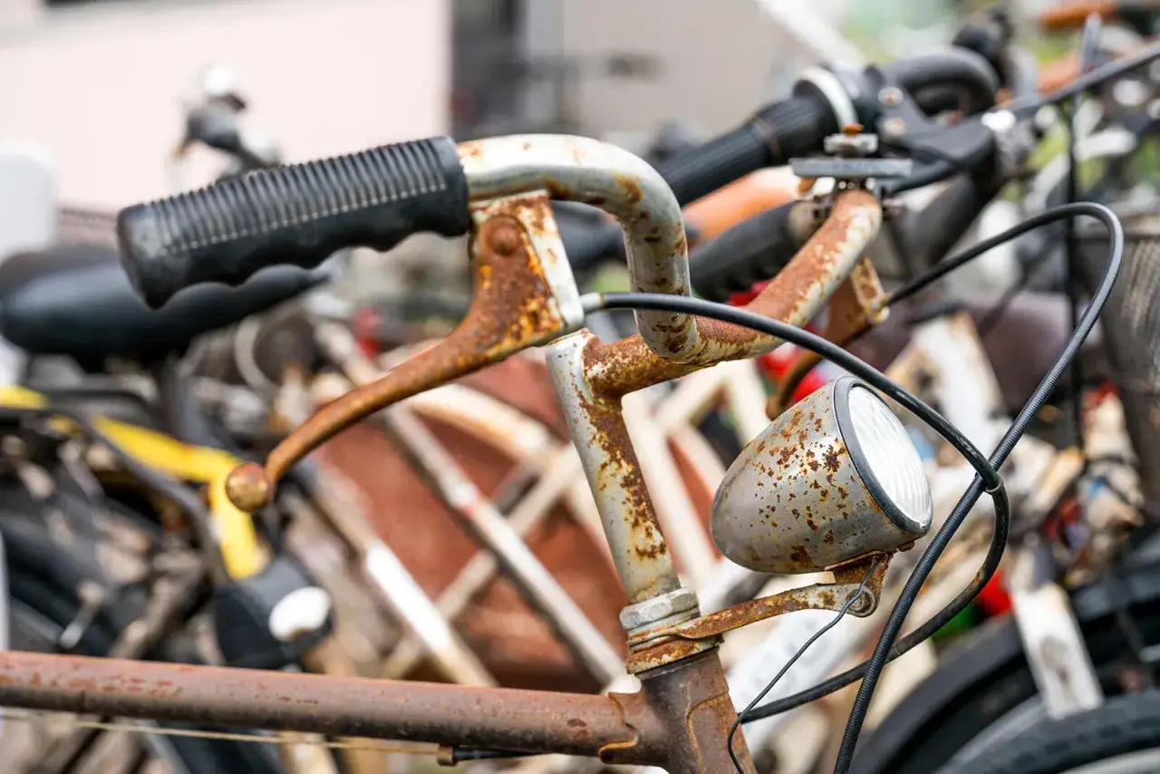 Rdzawe kierownice i lampka starego roweru. Zastanawiasz się, gdzie wyrzucić stary rower?