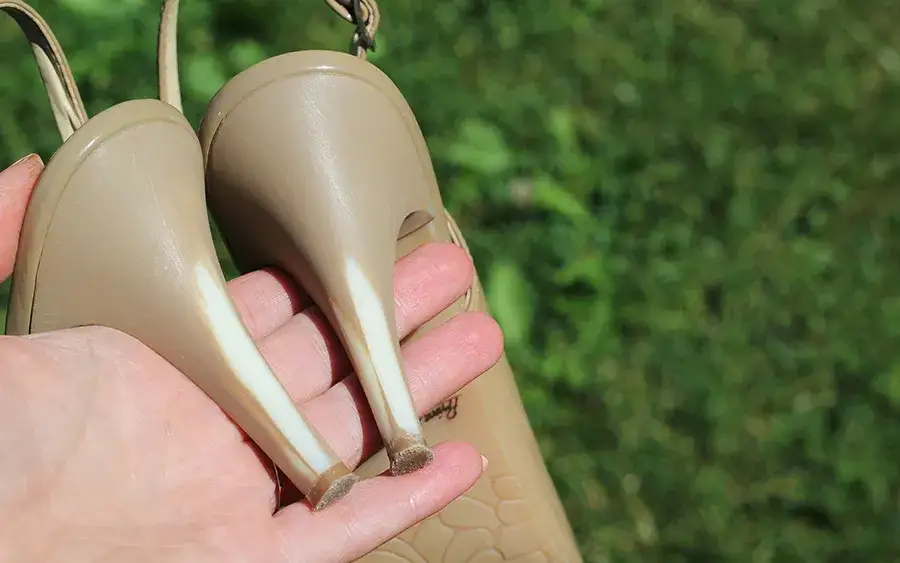 Jak naprawić zniszczone obcasy - skuteczne metody i porady