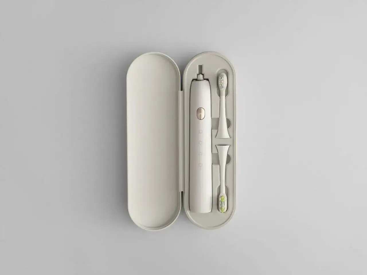 Biała szczoteczka soniczna z dwoma końcówkami w etui.