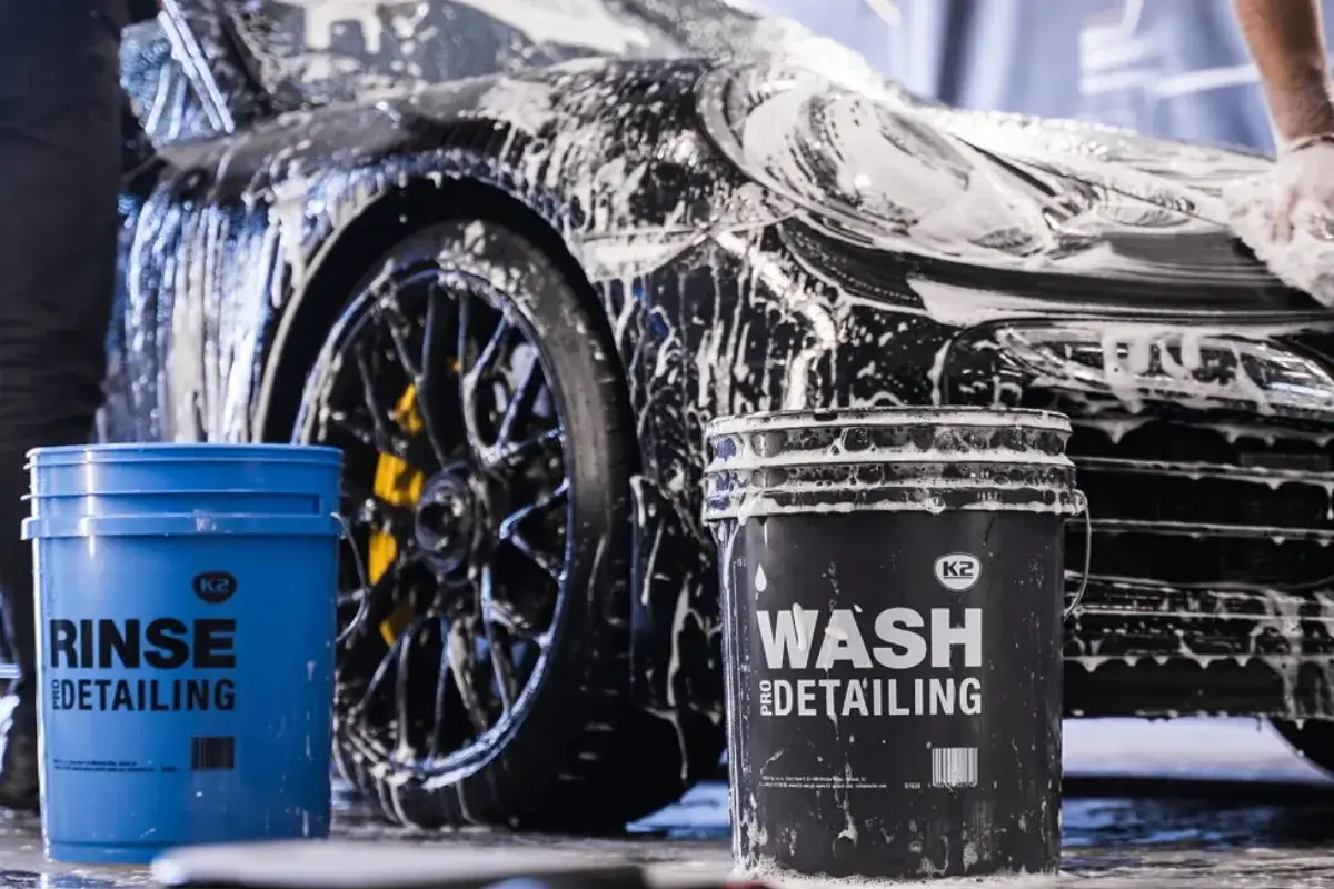 Mycie auta z powłoką ceramiczną: dwa wiadra K2, jedno z pianą, drugie do płukania.