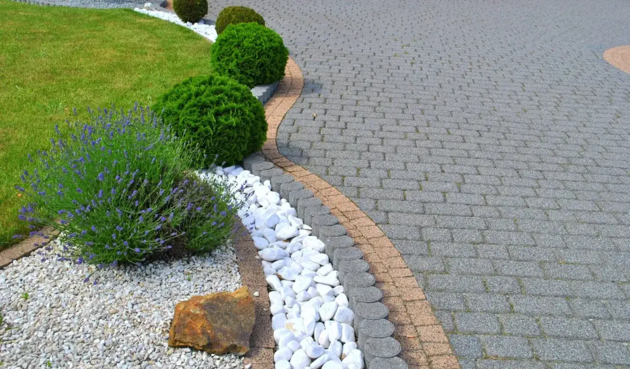 Co położyć na stary chodnik betonowy, aby zyskał nowy wygląd?