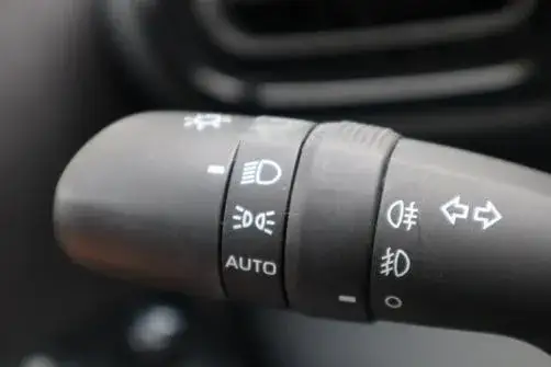 Jak łatwo włączyć przednie światła przeciwmgielne w Toyota Yaris – krok po kroku