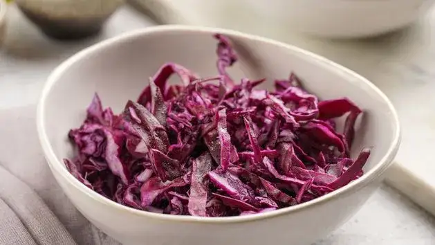 Sałatka z czerwonej kapusty jak w restauracji - prosta i smaczna receptura
