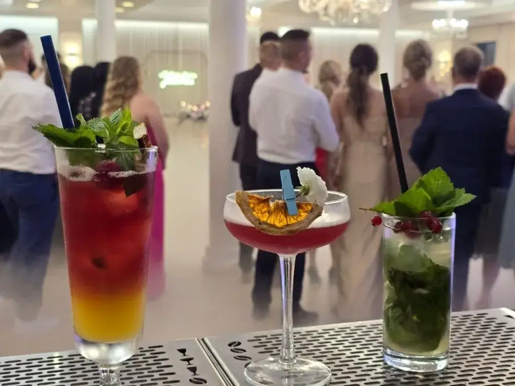 Idealne drinki na wesele: Trendy, przepisy, barman czy DIY?