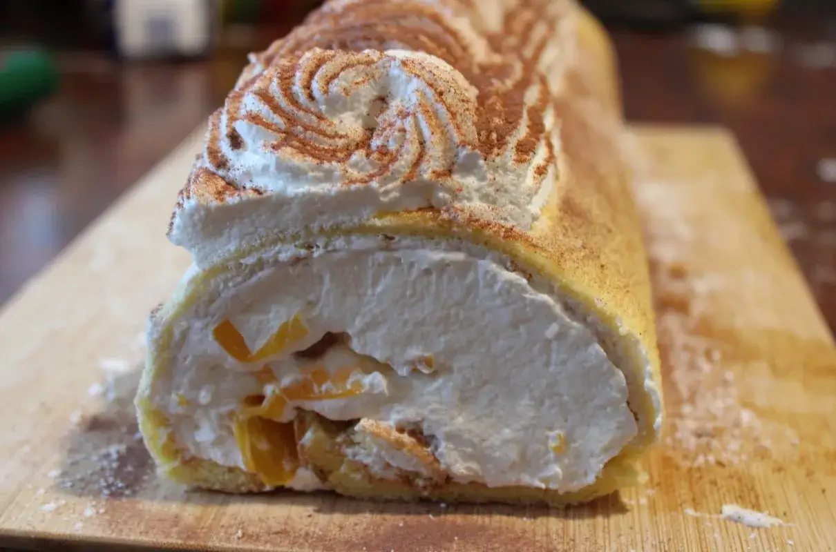 Rolada z brzoskwiniami – idealny letni deser na gorące dni