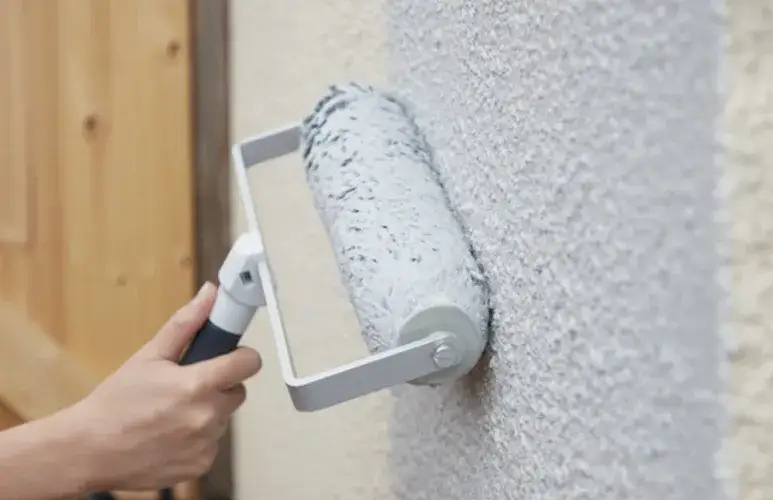 Gruntowanie elewacji wałkiem czy pędzlem – co wybrać dla najlepszego efektu?