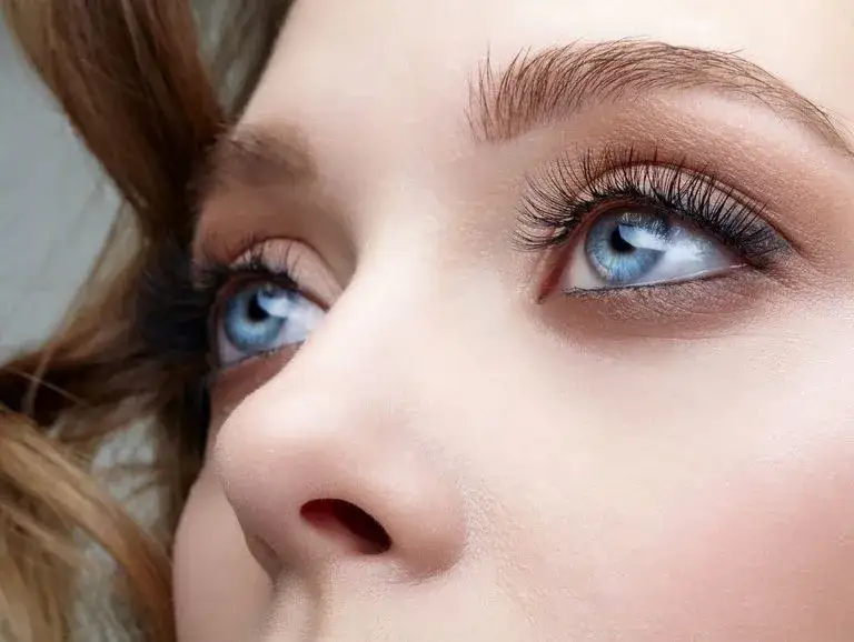 Makijaż do niebieskich oczu: Kolory i triki, które musisz znać