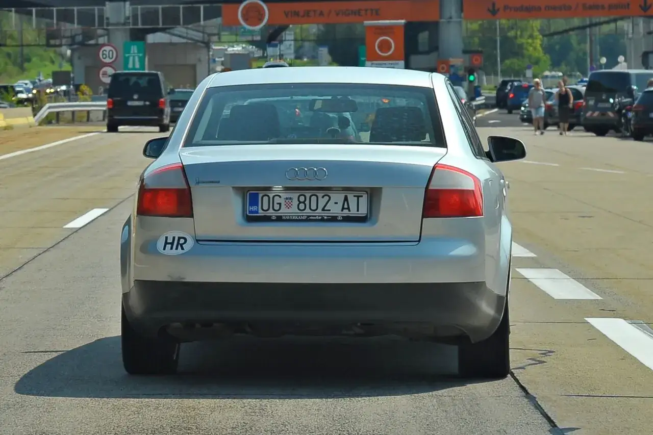Srebrny Audi z chorwackimi tablicami rejestracyjnymi hr. OG 802-AT na autostradzie.