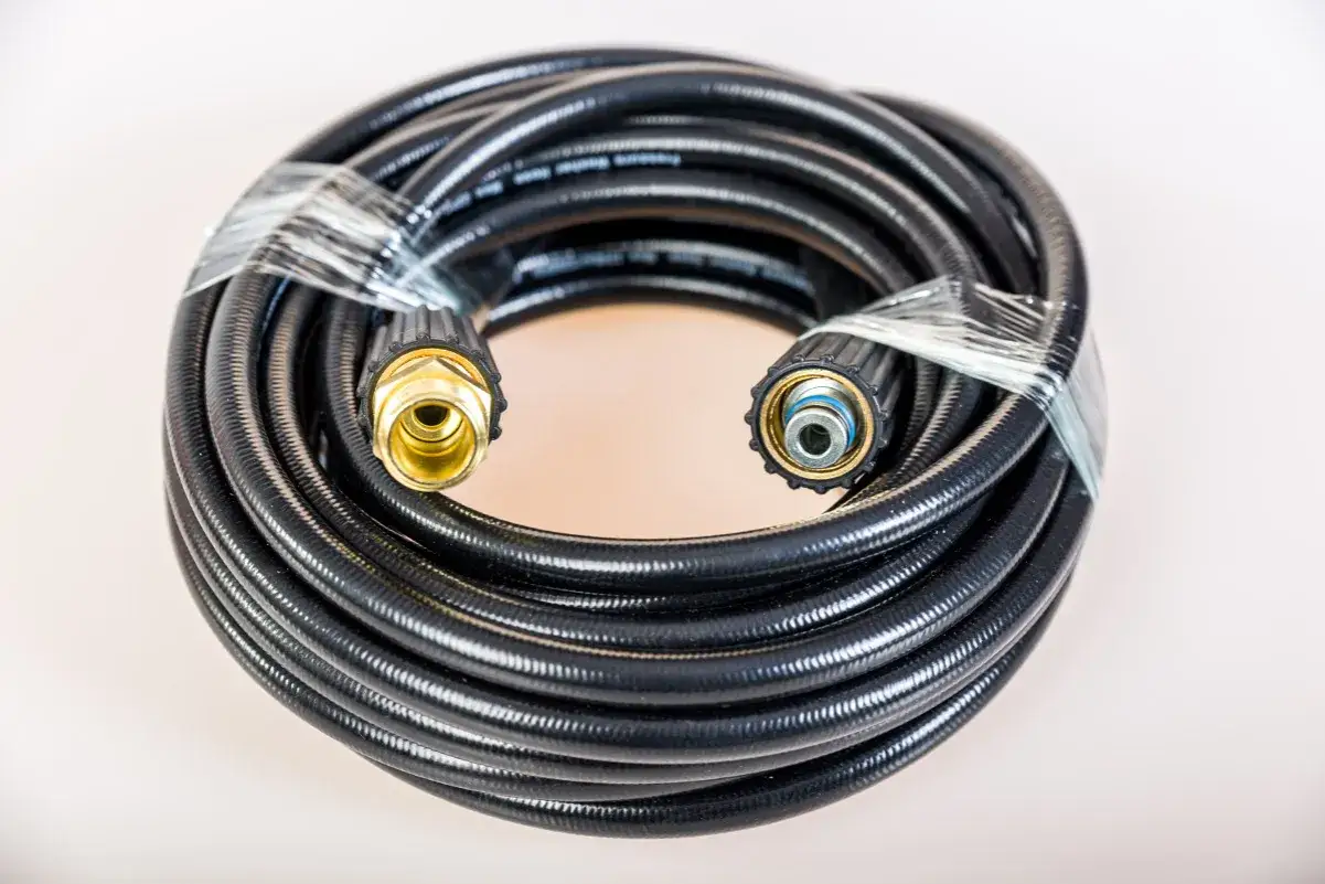 Jaki wąż do myjki ciśnieniowej? Ekspert radzi: ciśnienie, oplot, złącza