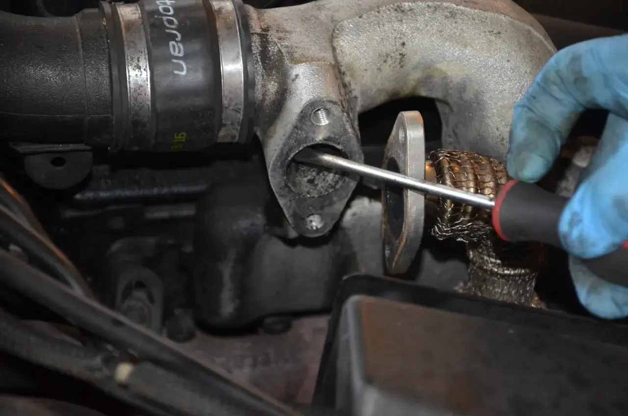 Gdzie jest zawór EGR w Opel Corsa D i jak go łatwo zlokalizować