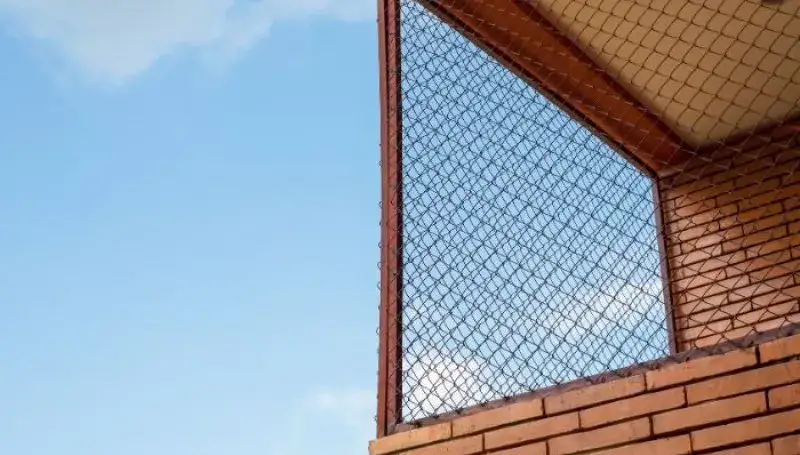 Ile kosztuje montaż siatki na balkonie: wskazówki, które warto poznać