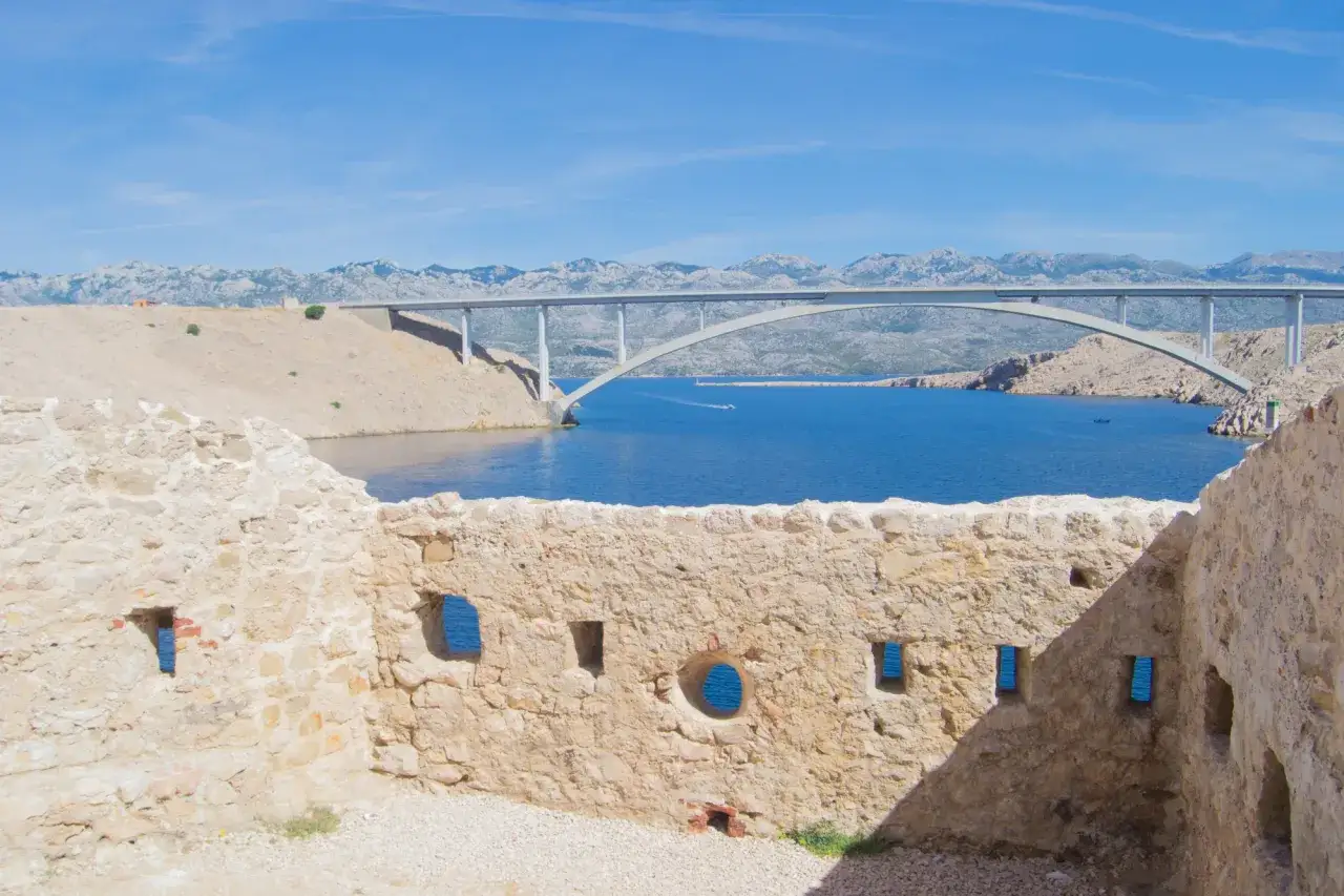 Co zobaczyć na wyspie Pag – najciekawsze atrakcje i miejsca do odwiedzenia