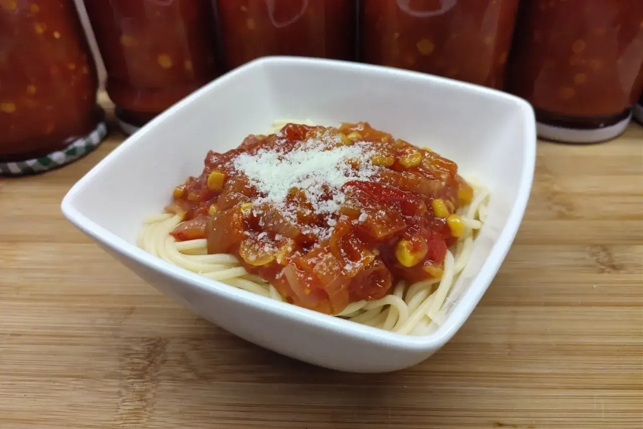 Spaghetti z domowym sosem chińskim z sosu sojowego, pomidorów i kukurydzy, posypane parmezanem.