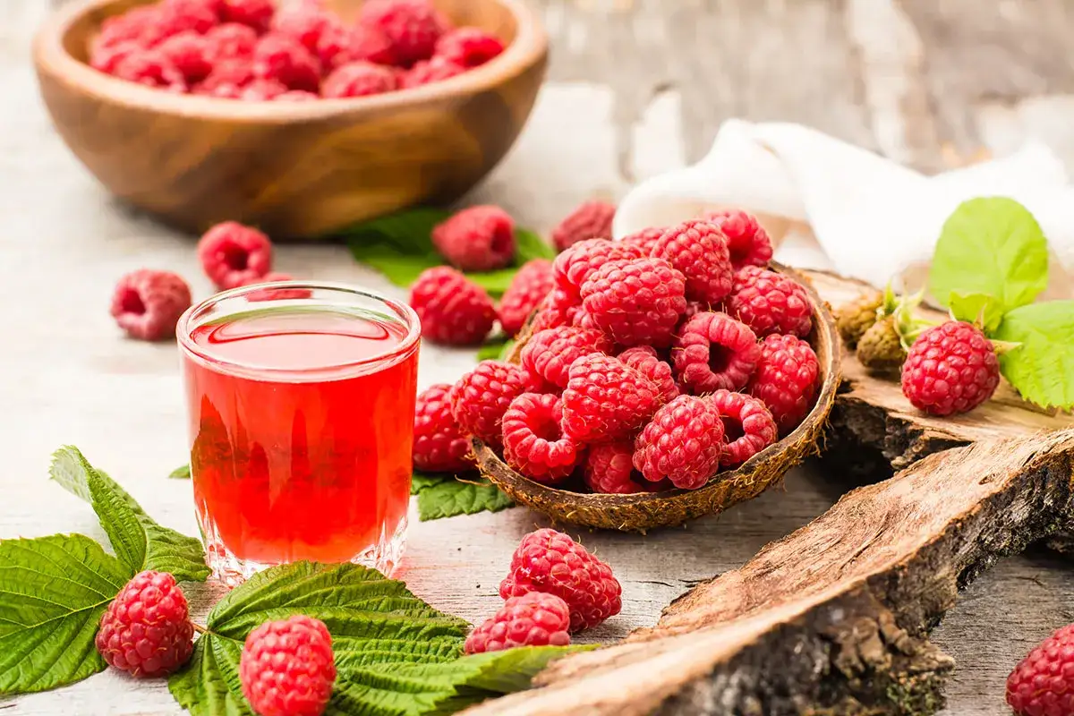 Syrop malinowy: Kiedy jest zdrowy? Domowy vs. sklepowy.