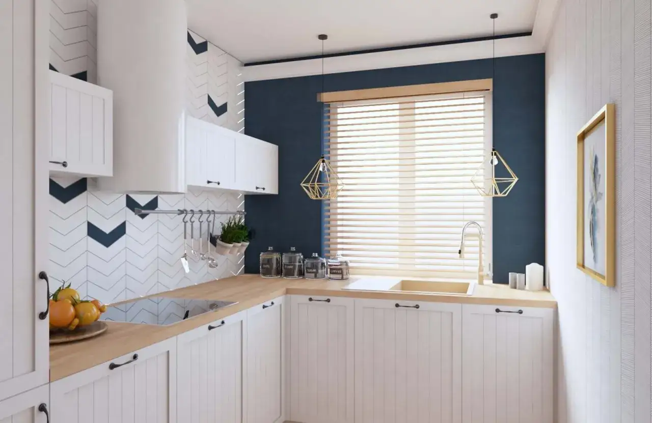 Urocza, mała kuchnia w stylu nowojorskim z białymi szafkami, drewnianym blatem i granatową ścianą.