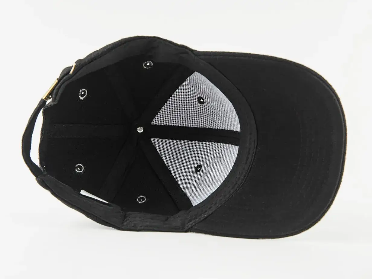 Czapka z daszkiem z potu? Wypierz ją bezpiecznie i bez deformacji!