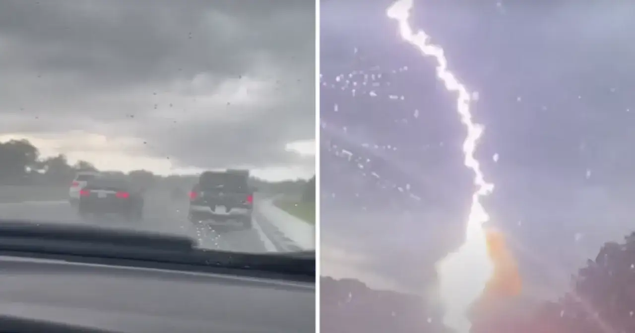 Samochody na drodze podczas burzy z piorunem na niebie.