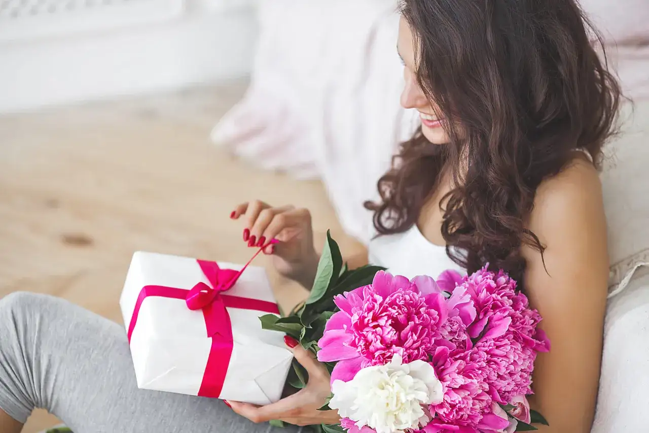 Prezent na Dzień Kobiet: Pomysły, które zachwycą i zostaną w pamięci