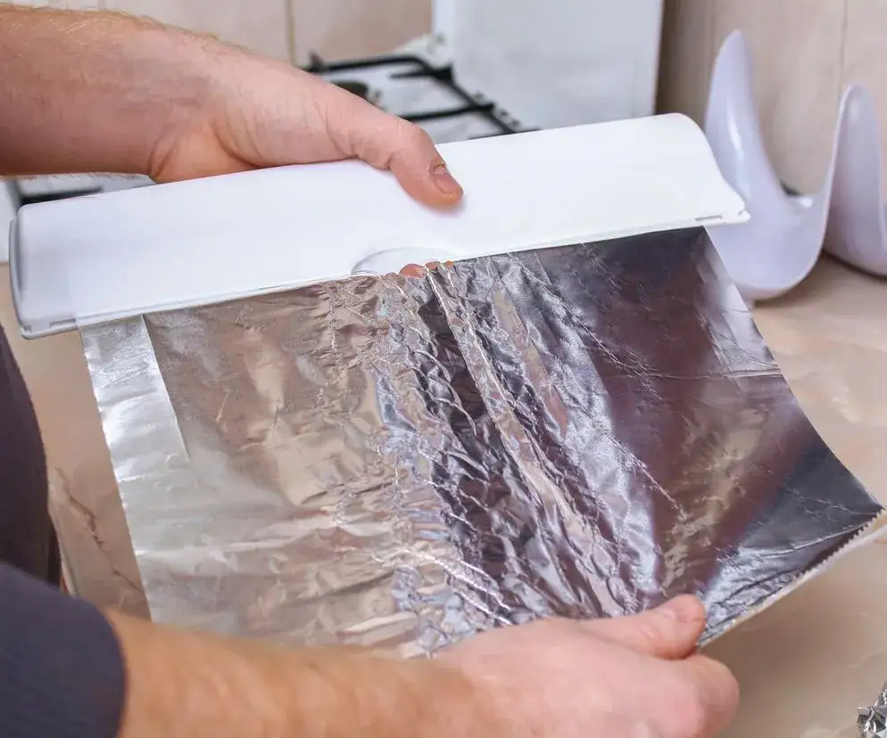 Którą stroną folii aluminiowej do piekarnika: matowa czy błyszcząca?