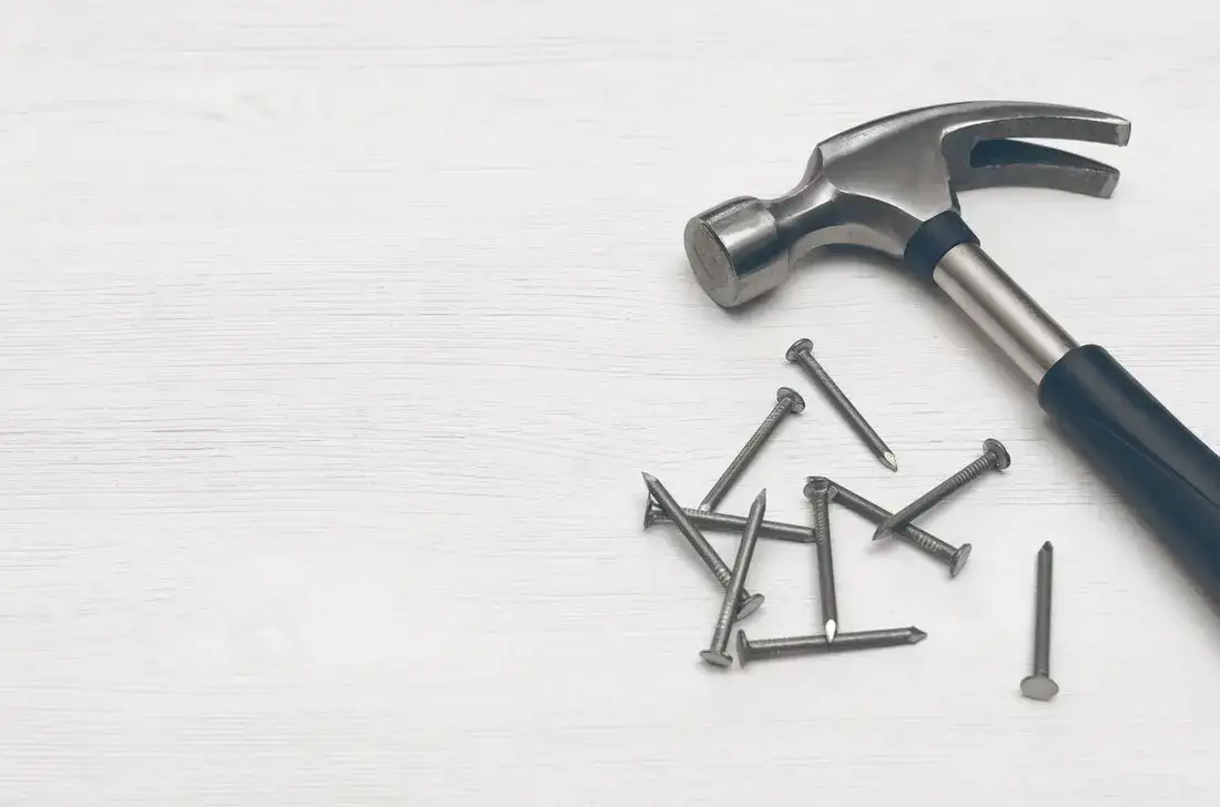 Jakie gwoździe do boazerii wybrać, aby uniknąć uszkodzeń drewna?