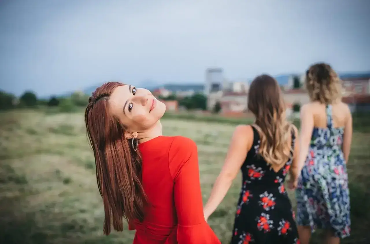 Sennik kobieta - rozmowa z nieznajomą dziewczyną