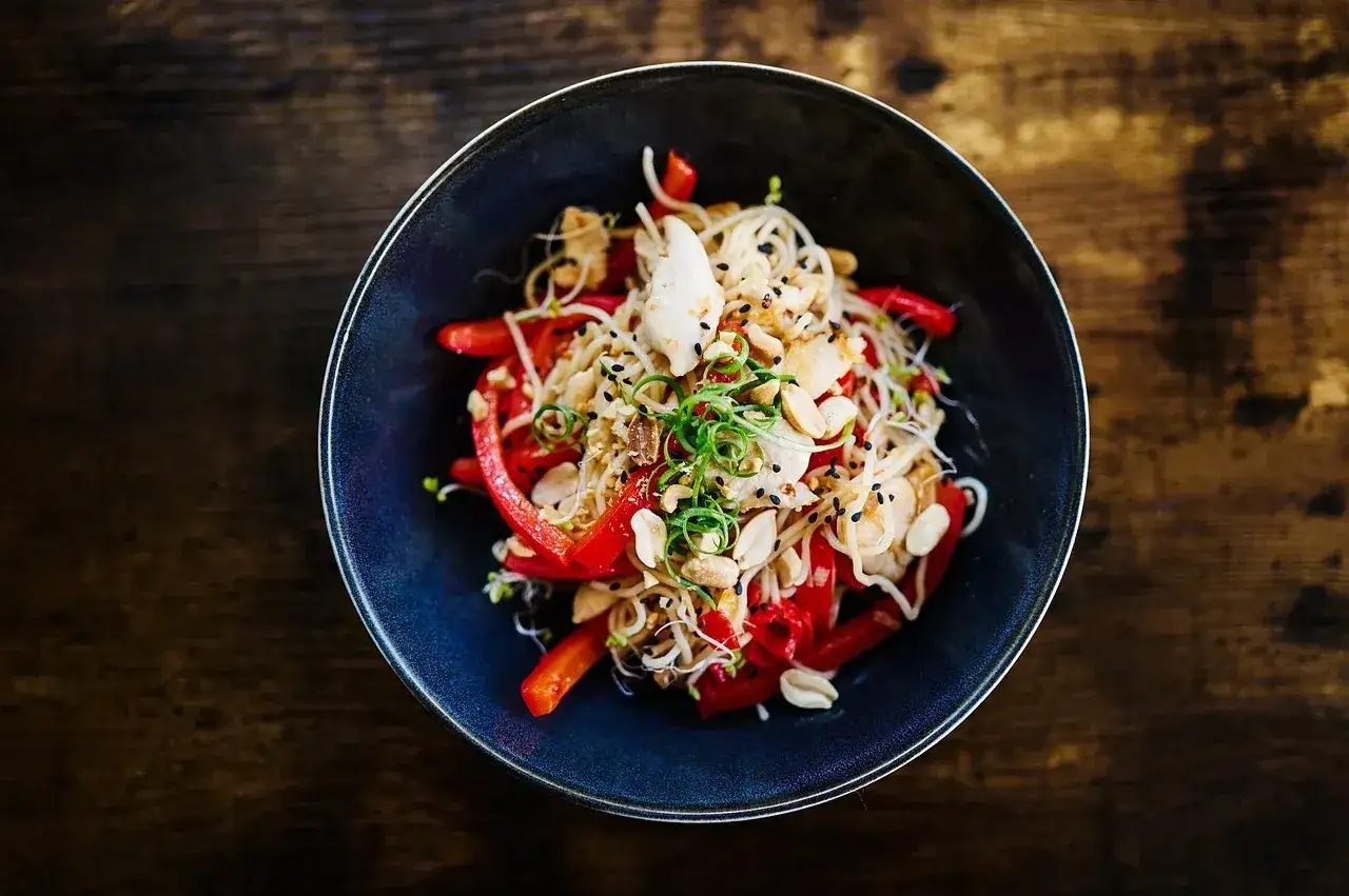 Jak udekorować sałatkę jarzynową? 20+ pomysłów na efekt WOW!