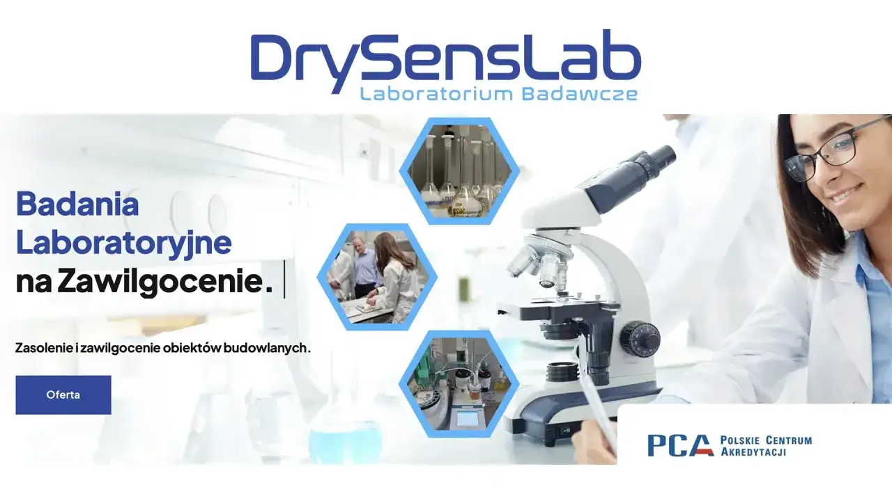 Mikroskop i naukowcy w laboratorium, badający wilgotność.