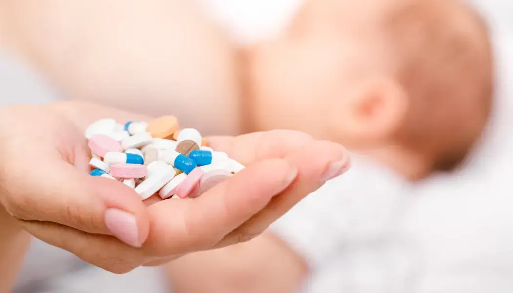Medicamentos y lactancia: Guía segura para madres (¡la mayoría son compatibles!)
