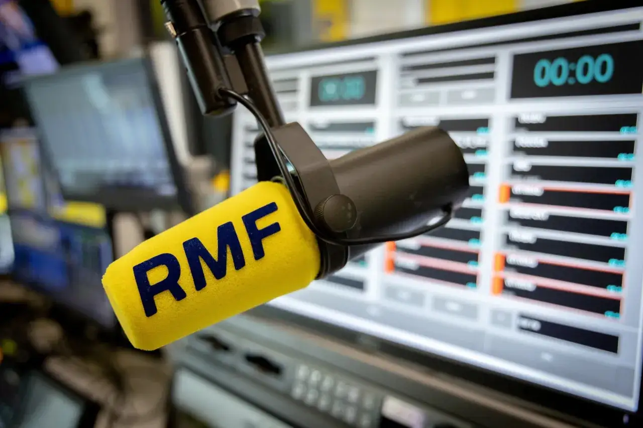 Mikrofon RMF FM w studiu radiowym. Zastanawiasz się, ile kosztuje SMS do RMF FM? Sprawdź na stronie radia!