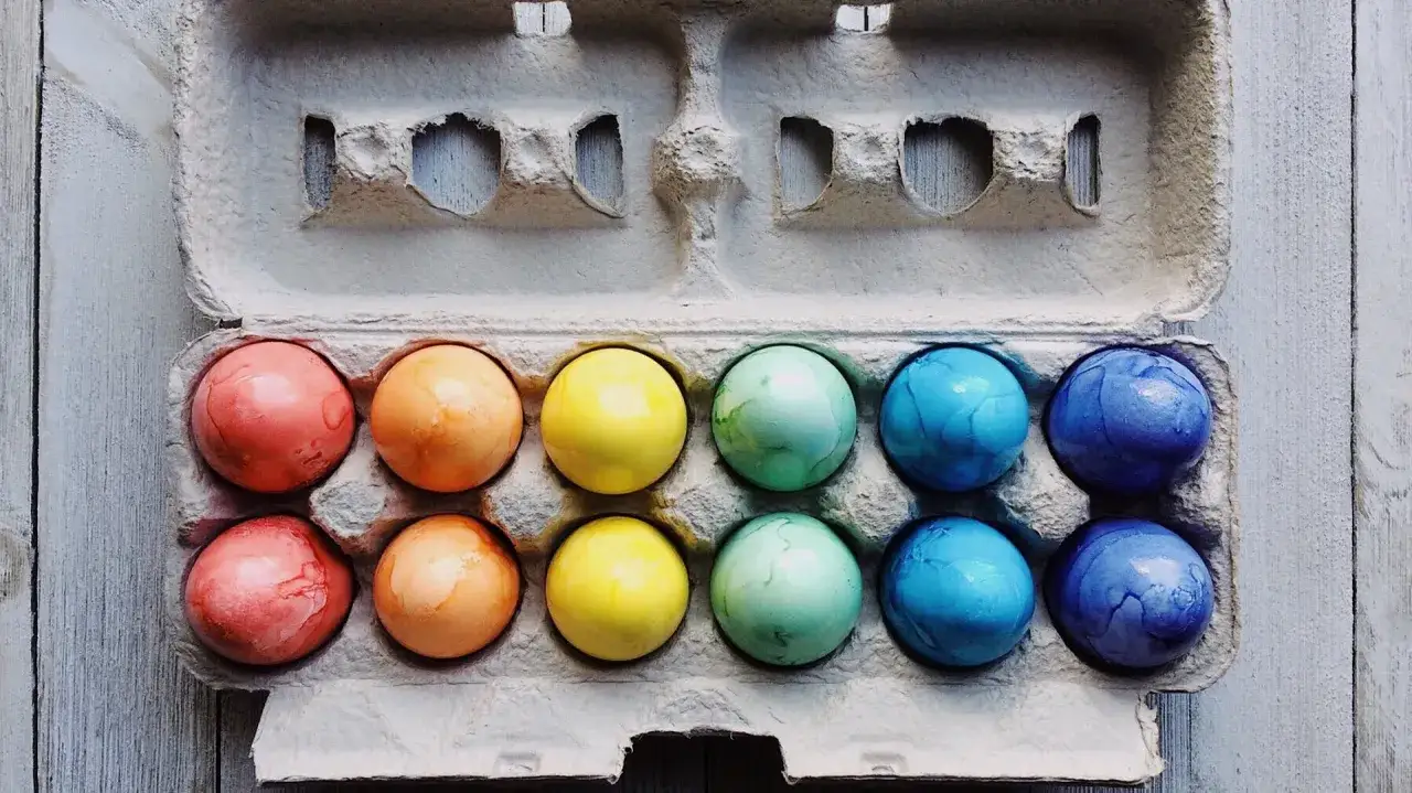 Kolorowe jajka w wytłoczce, gotowe do świątecznego malowania. Poznaj barwniki do jajek sposób użycia i stwórz tęczowe arcydzieła!