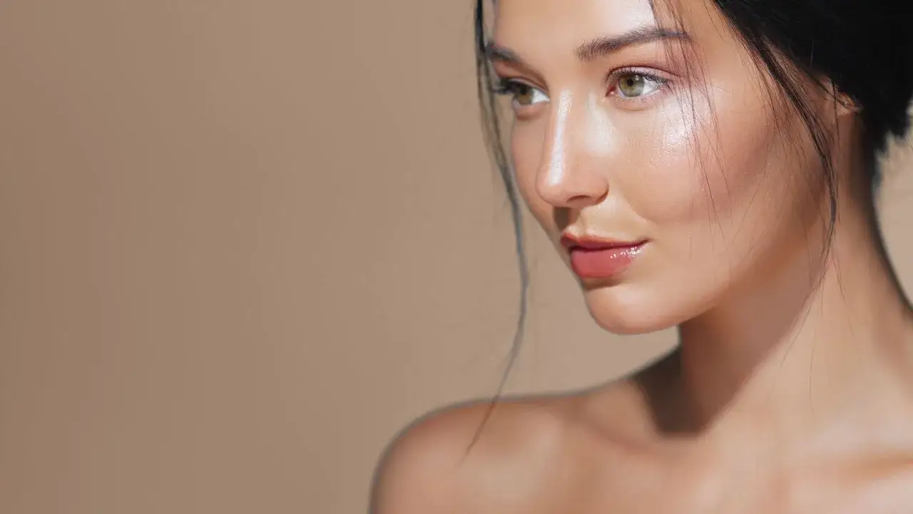 Satynowe wykończenie makijażu: naturalny blask dla każdej cery