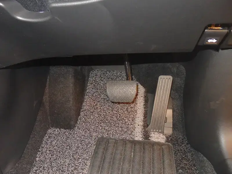 Pedały w aucie: Oto kolejność, która zapewni Ci bezpieczną jazdę