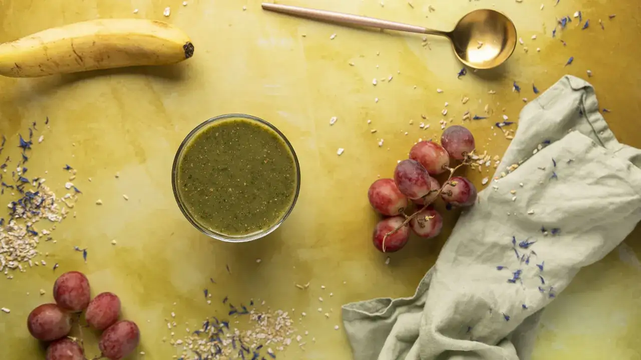 Koktajl z jarmużu, banana i jabłka – zdrowy przepis na energię