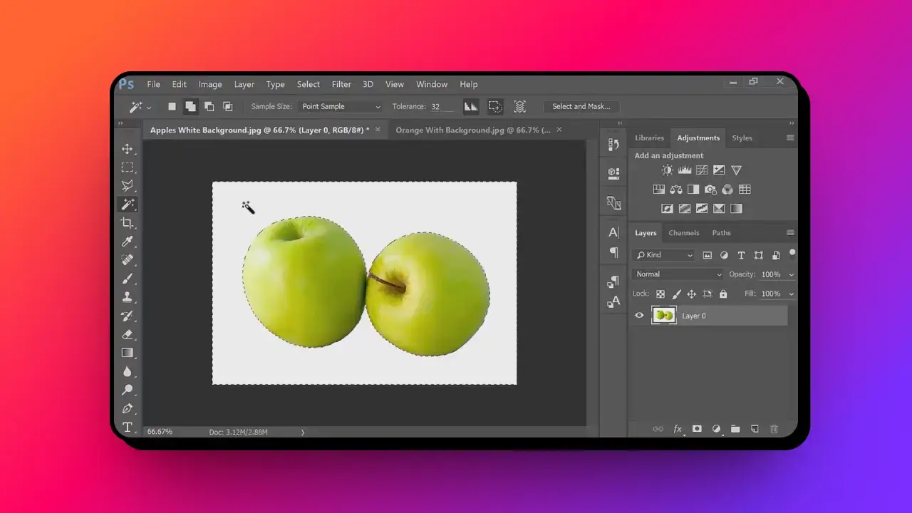Dwa zielone jabłka na białym tle, zaznaczone w programie Photoshop.