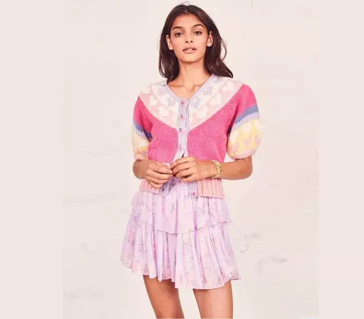 Jaką bluzkę do spódnicy z falbanami wybrać, by wyglądać stylowo?