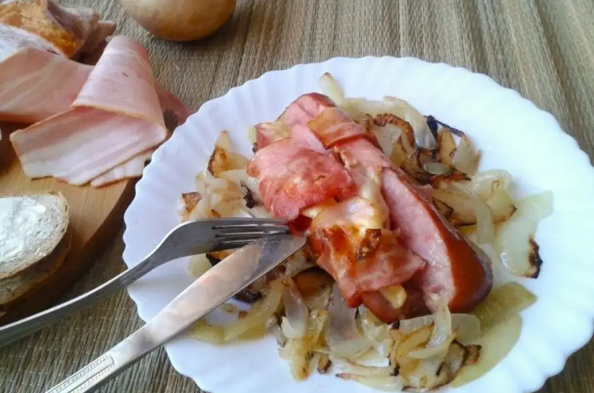 Szybka i pyszna kiełbasa smażona z serem na każdą okazję