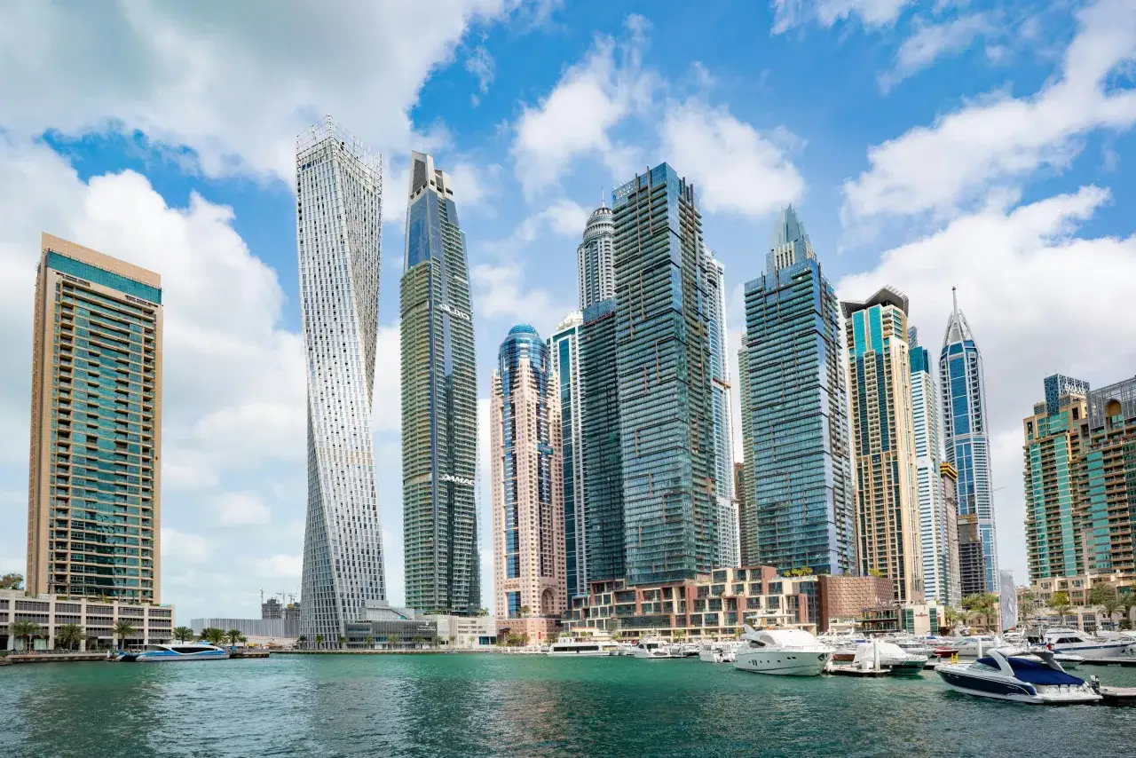 Nowoczesne wieżowce w Dubaju, luksusowe jachty i turkusowa woda. Zastanawiasz się, ile trwa lot do Dubaju bez przesiadek?
