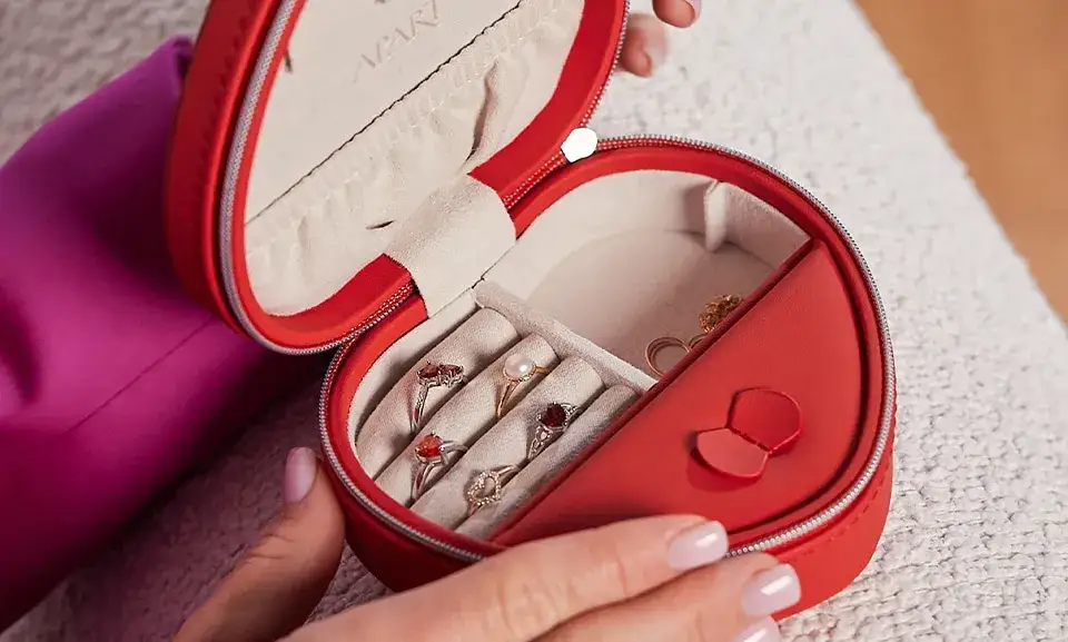 Wyjątkowy prezent walentynkowy dla narzeczonej: Inspiracje 2024