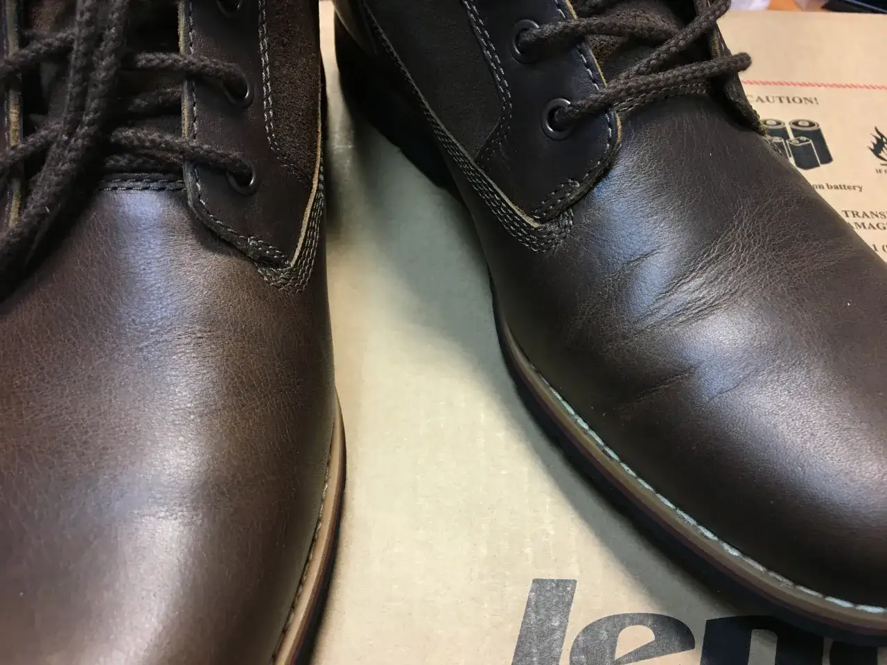 Jak wygładzić zagniecenia na skórzanych butach? Domowe sposoby