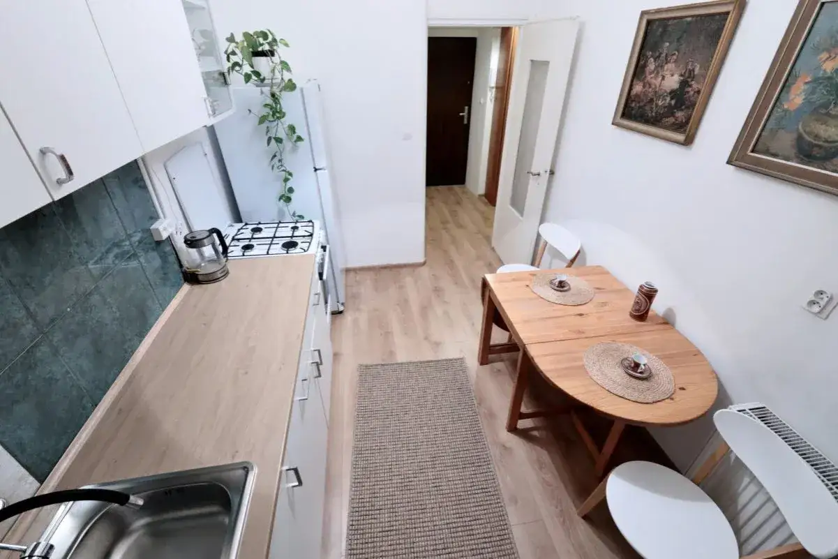 Wynajem kawalerki w Warszawie: Ceny, ukryte opłaty i jak negocjować