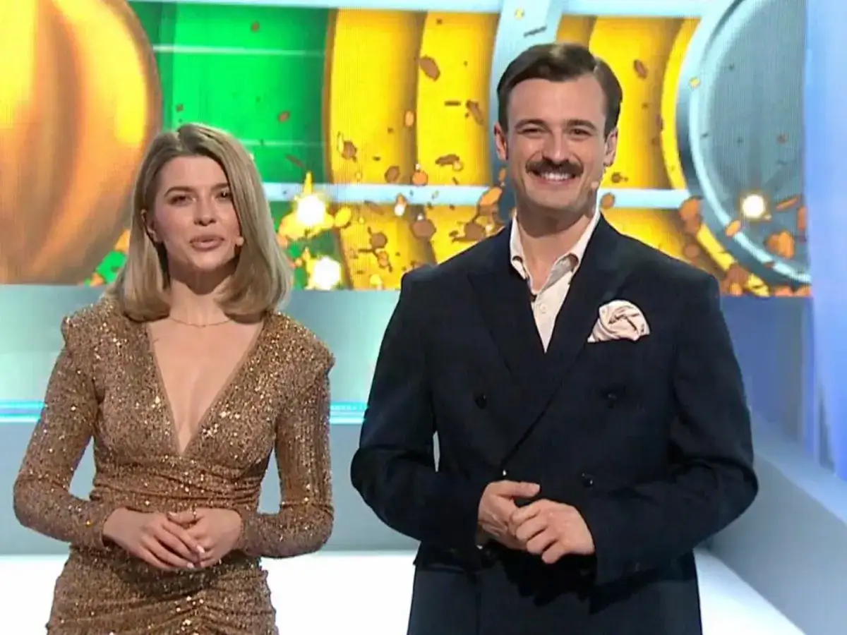 Para prowadzących w studio, ona w złotej sukni, on w garniturze. Czy to złota karta koło fortuny co to znaczy?