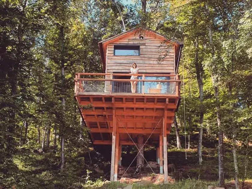 La Montaña Mágica: cabañas en los árboles para tu escapada soñada