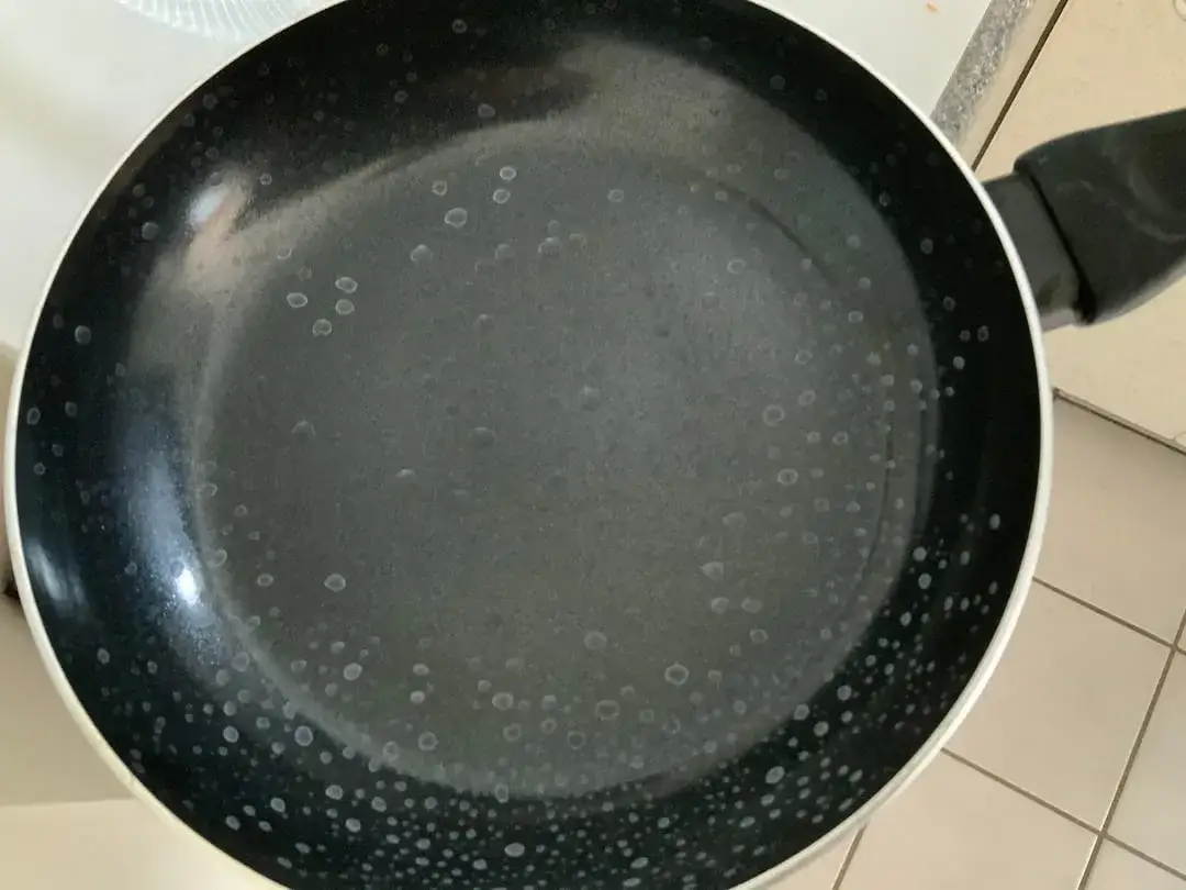 Mycie patelni w zmywarce: Kiedy tak, a kiedy kategorycznie nie?