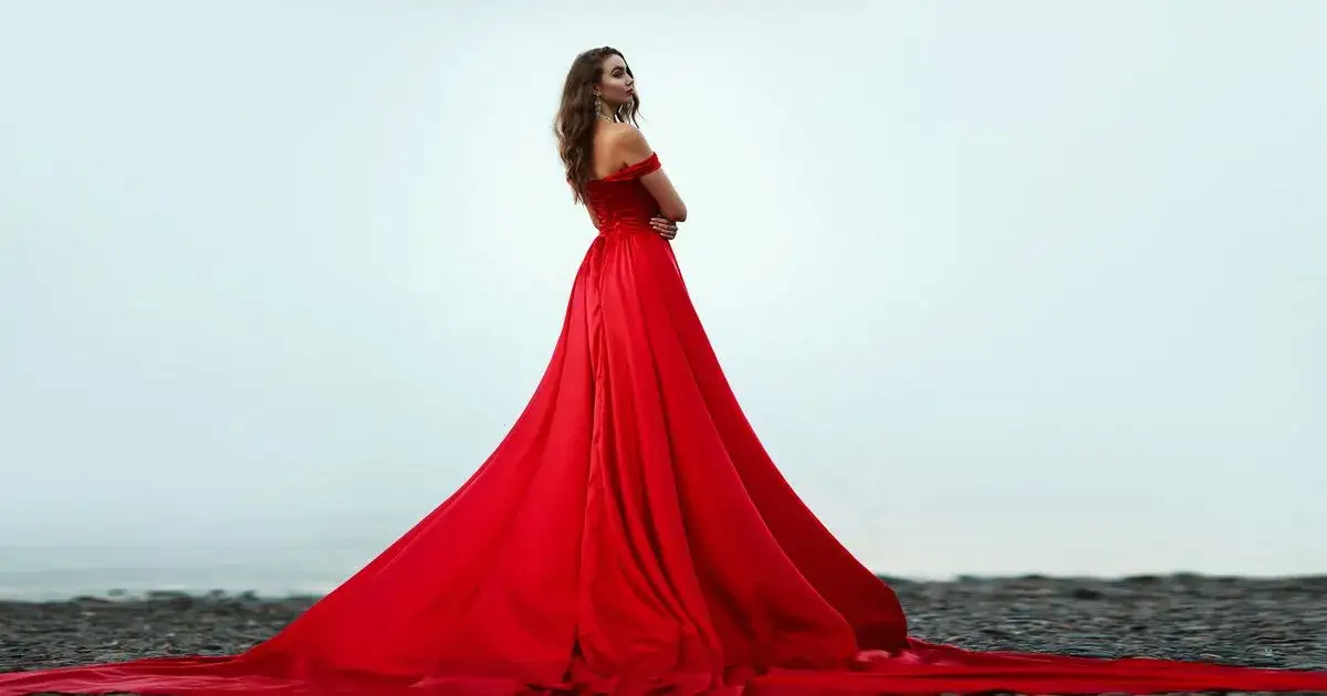 Czerwona suknia ślubna znaczenie: odkryj jej symbolikę i kontrowersje