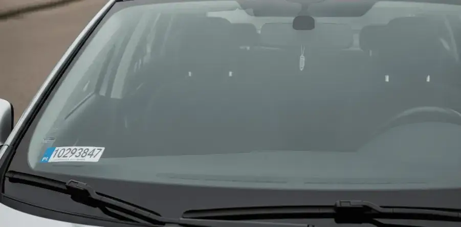 Czy naklejka na szybę samochodu jest obowiązkowa? Sprawdź przepisy i konsekwencje