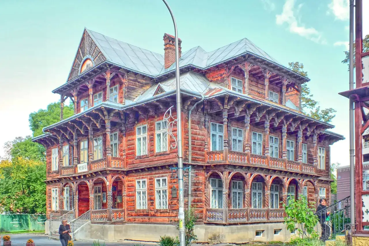 Drewniany budynek z Truskawca, gdzie można dowiedzieć się, jak załatwić sanatorium.