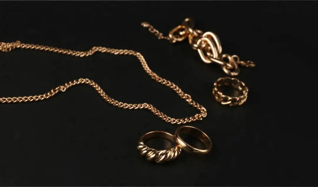 Czy biżuteria z mosiądzu czernieje? Oto przyczyny i sposoby na to